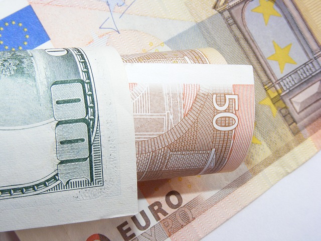 papírové eurové bankovky