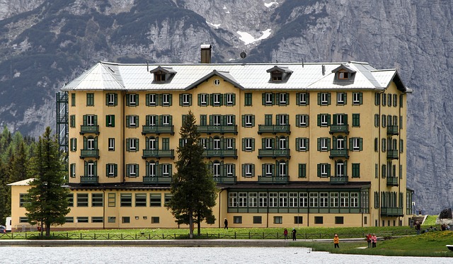 velký hotel, žlutá budova, skála