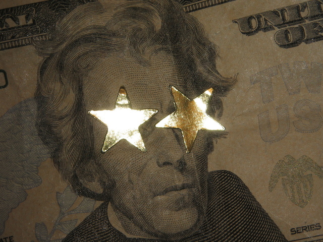 třpytivé hvězdy přilepené na bankovce