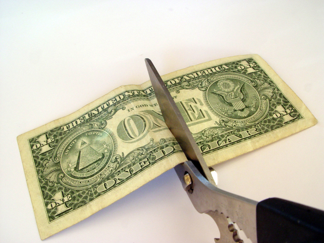 nůžky přestřihující bankovku